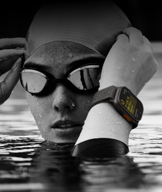 Una nadadora en una piscina lleva puesto un Apple Watch Ultra 2